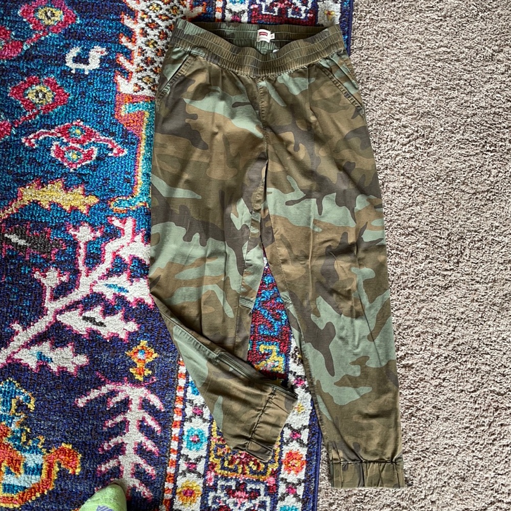 Levi cropped camo pants